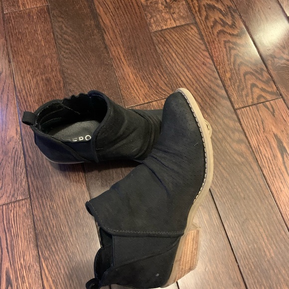 Rocksport barely worn - Picture 2 of 5